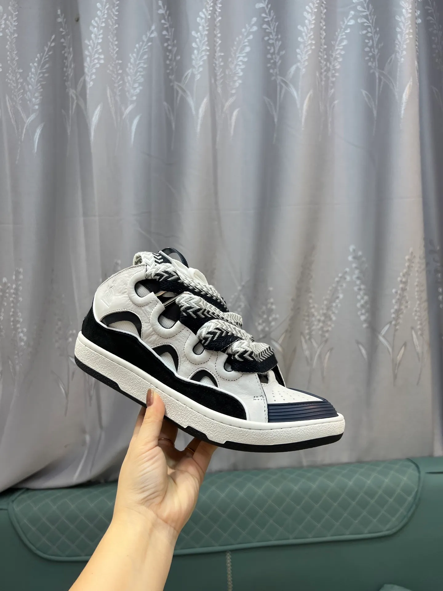 Men's men's shoes💰780 [LANVIN] Latest lace-up fashionable casual sneakers for couples High-quality CLAY couple series‼ ️ The latest trendy products of the season 🌈Many bloggers have planted grass and purchased the original open-mold customization. The upper and outsole are sewn with mark threads without edge sealing. Multiple material splicing combination design. Very versatile for fashionable and casual wear. Comfortable on the feet. Recommended for self-retention (upper cowhide + cow suede + breathable mesh) inner foot pad cowhide exclusive original open-mold clear logo rubber outsole ⚠️36-44 yards (45 custom-made)